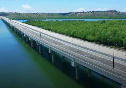 The new bridge reaching the Tsunza-Mwache peninsula