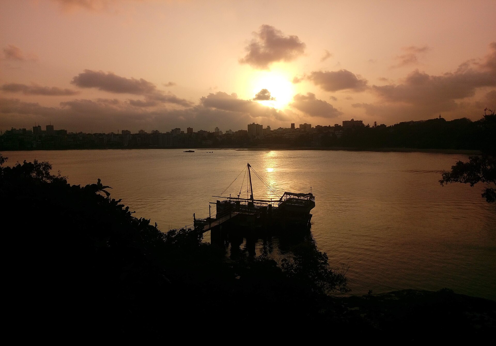 Dhow Sailing (Scenic)